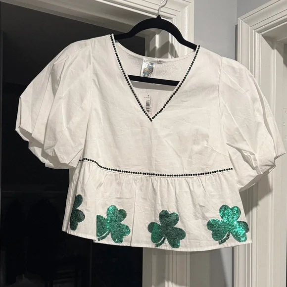 Queen of sparkles White and Green Shamrock Women's Top NWT xs new! Peplum top - Picture 1 of 12